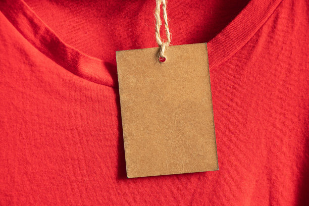 纸板、包装、休闲、服装、品牌化、购物、牛皮纸价签压在衣服上的架子上的衣架上的销售区，空白价格图片下载