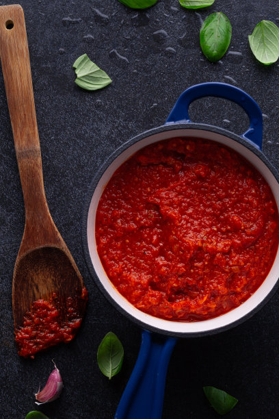 蓝色锅里的酱汁图片下载