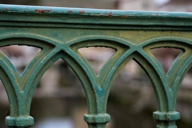 一个艺术锻造的桥栏杆刷成绿色的特写图片下载