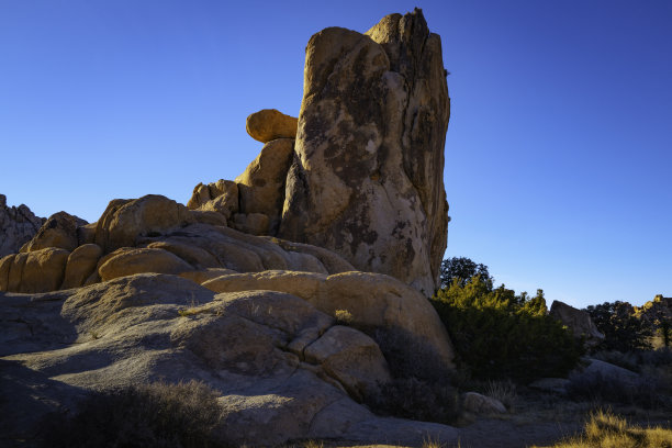 约书亚树国家公园的红岩，南加州丝卡谷沙漠日出时的景象图片下载