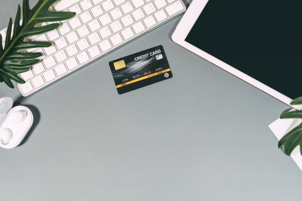 顶视图的办公桌子与现代数字小工具和信用卡平铺背景与复制空间图片下载