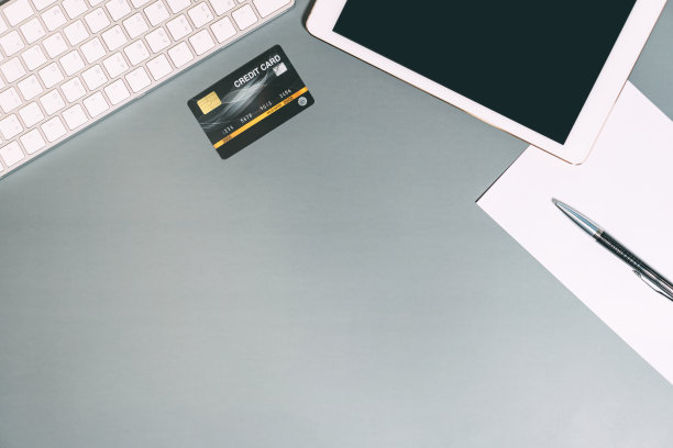 顶视图的办公桌子与现代数字小工具和信用卡平铺背景与复制空间图片下载