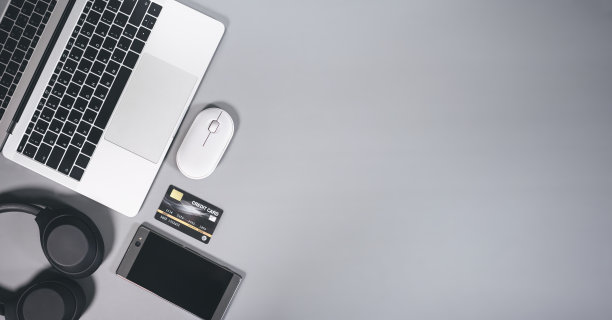 办公桌子与数字技术小工具和笔记本电脑横幅大小与复制空间的俯视图图片下载