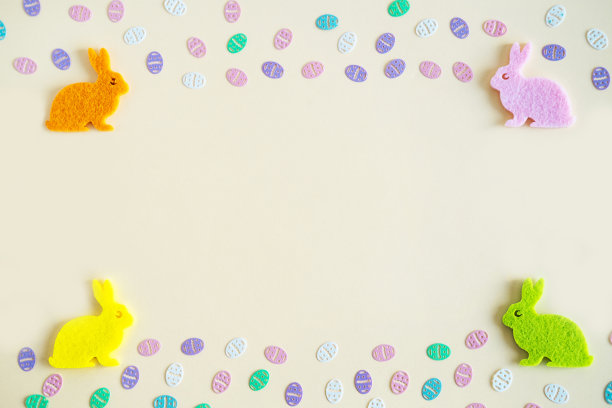 彩色的鸡蛋，五彩纸屑和兔子在柔和的背景图片下载
