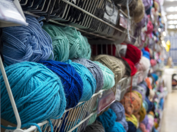 商店货架上的针织线。心理健康的爱好卖线图片下载