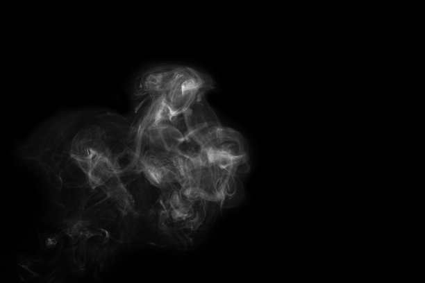 黑色背景上小鸟形状的白烟。烟雾的股票图像覆盖在您的照片。图片下载