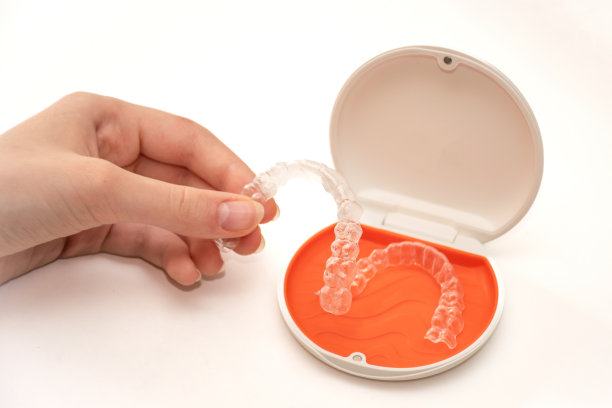 透明对齐保留在一个存储案例。隐形牙套。清洁牙齿矫正器。正畸塑料护腕系统图片下载