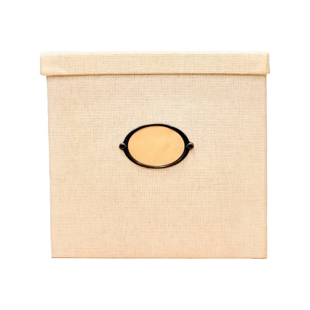 铭文的框架，特写，孤立在白色背景上。复古盒下附标签铭文，复制空间。有个写字窗的旧盒子，特写。图片下载