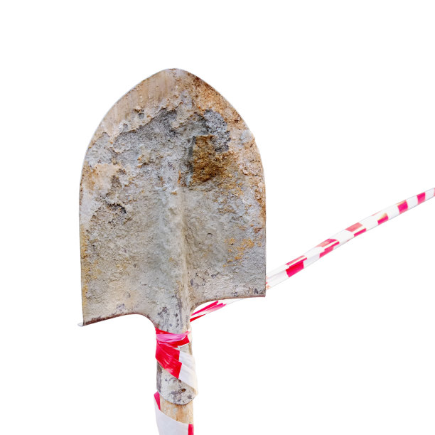 道路被封锁维修，孤立在白色背景上。止线胶带系在旧铁锹上。图片下载