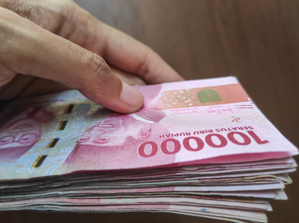 手持印尼盾钞票股票照片图片下载