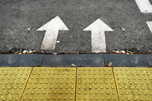 街道上作为道路标志的两个箭头。图片下载