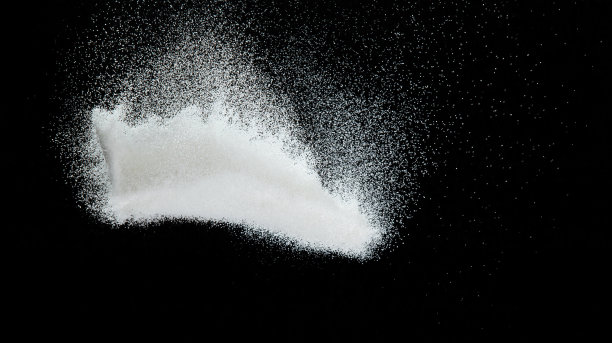 百万白沙爆炸，照片形象的雪花落下阵雨，大雪纷飞。冻结拍摄在黑色背景隔离覆盖。微细盐砂作为粒子科学图片下载