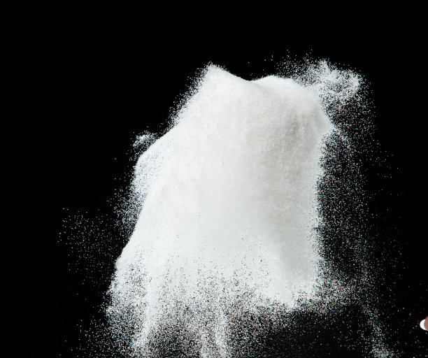 百万白沙爆炸，照片形象的雪花落下阵雨，大雪纷飞。冻结拍摄在黑色背景隔离覆盖。微细盐砂作为粒子科学图片下载