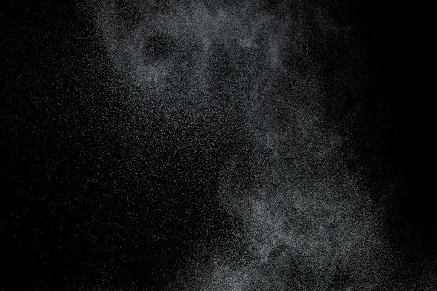 百万星尘，照片形象的落雨雨雪，大雪风暴飞。冻结拍摄在黑色背景隔离覆盖。喷出水雾烟雾，就像风上的星粒图片下载