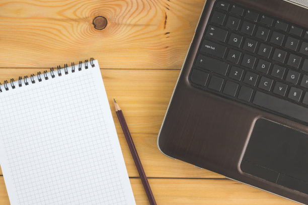 远程工作笔记本电脑笔记本铅笔文件木制工作台生活方式图片下载