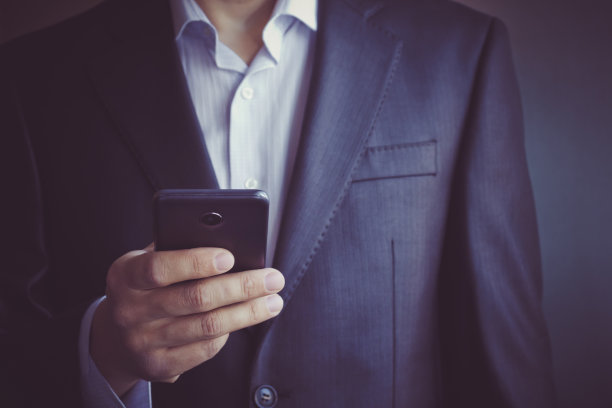 业务流程。商人，经理使用手机。输入当代智能手机屏幕。图片下载