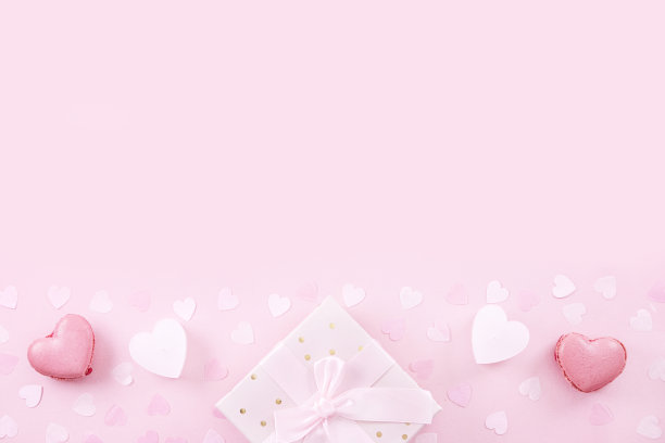 礼物或礼品盒马卡龙或马卡龙纸屑的粉红色背景顶部视图。图片下载