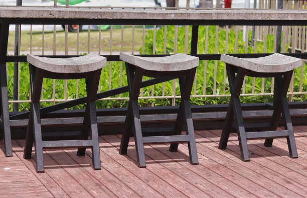 海滩边的椅子和桌子，还有木地板图片下载