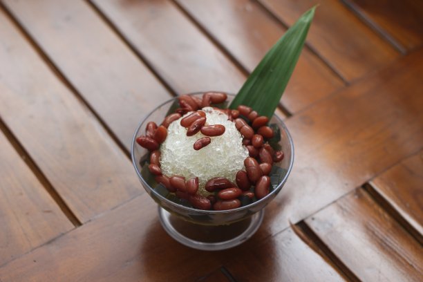 Es Kacang Merah是一种用红豆和红糖煮成的冷饮，配上椰奶、刨冰，上面覆盖着甜炼乳、巧克力和糖浆。印尼传统食物照片概念。图片下载