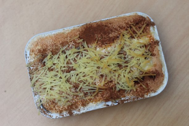 这是印尼美娜多的一种典型食物。用嫩椰子肉、糖、面粉、杏仁、牛奶、黄油、鸡蛋、肉桂和碎奶酪制成。印尼传统食物照片概念。图片下载