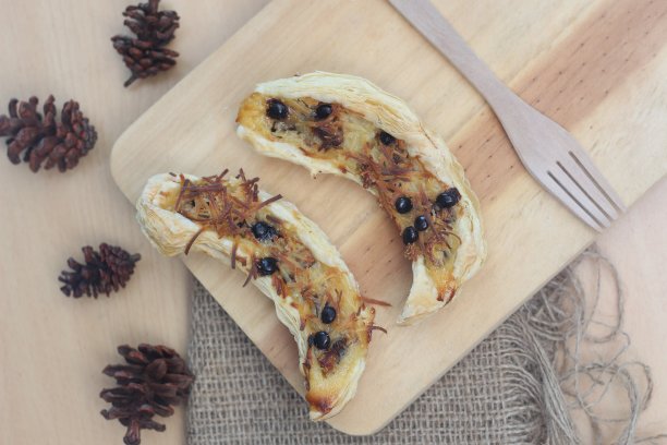 香蕉奶脆。由香蕉、牛奶、鸡蛋、面粉、碎奶酪和巧克力制成。图片下载