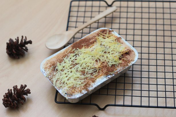 这是印尼美娜多的一种典型食物。用嫩椰子肉、糖、面粉、杏仁、牛奶、黄油、鸡蛋、肉桂和碎奶酪制成。印尼传统食物照片概念。图片下载