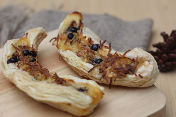 香蕉奶脆。由香蕉、牛奶、鸡蛋、面粉、碎奶酪和巧克力制成。图片下载