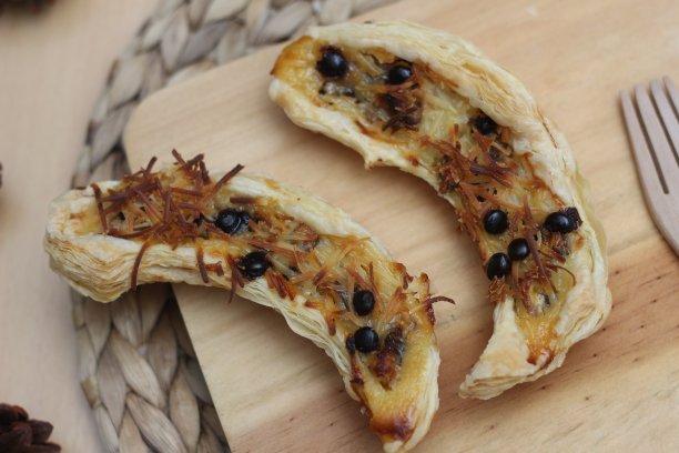 香蕉奶脆。由香蕉、牛奶、鸡蛋、面粉、碎奶酪和巧克力制成。图片下载