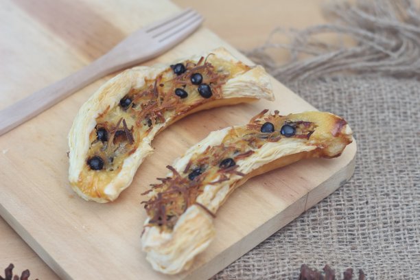 香蕉奶脆。由香蕉、牛奶、鸡蛋、面粉、碎奶酪和巧克力制成。图片下载