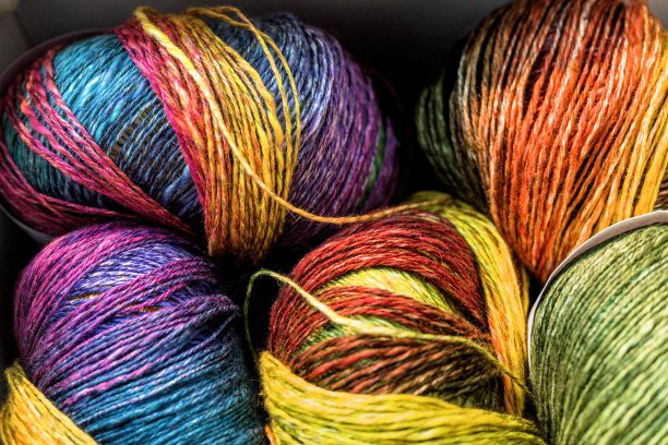 用作背景的彩色针织毛线。图片下载
