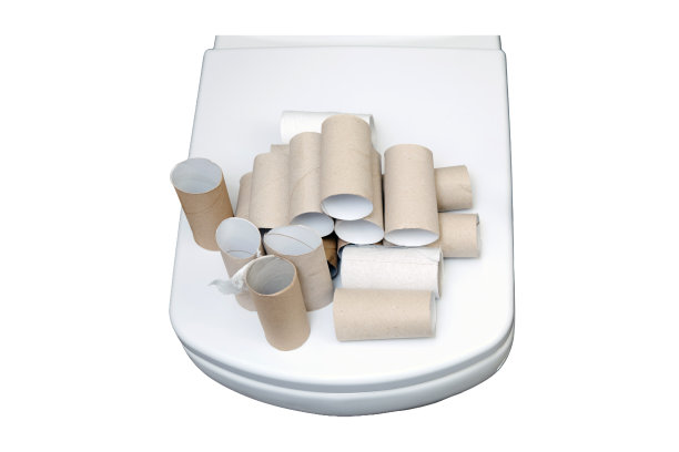 浴室里的空厕纸卷很近，孤立地放在白色背景上图片下载