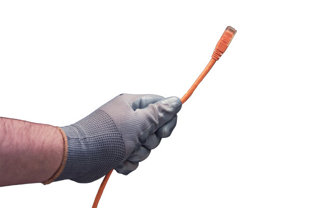 网络电线在一个人的手中，孤立在白色的背景上图片下载