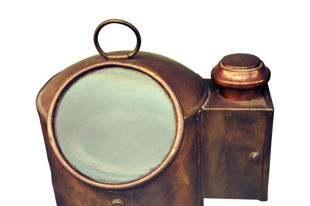 复古的黄色金属甲板船灯，孤立的白色背景图片下载