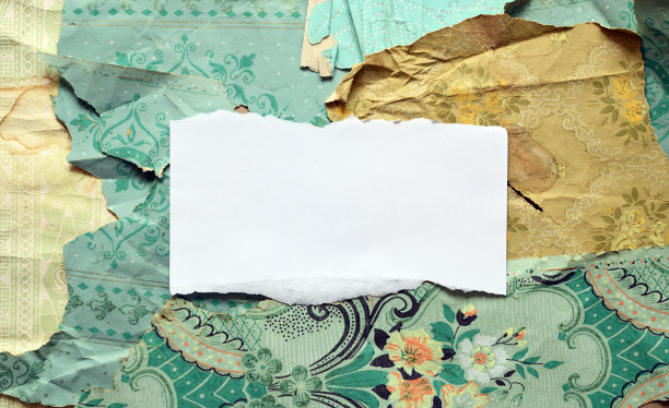 白色的纸贴在墙上破旧的墙纸上。旧墙纸的纹理或背景。图片下载