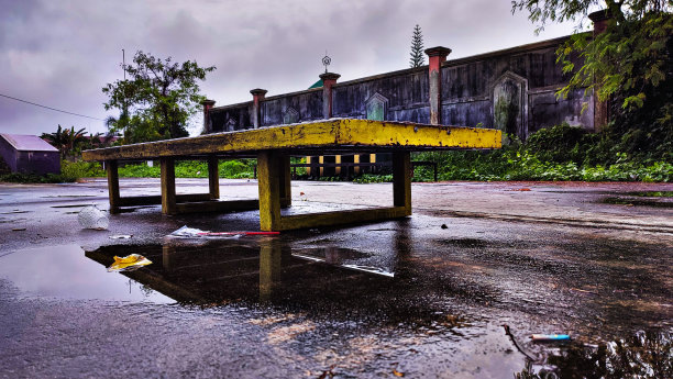 雨后公园的空板凳图片下载