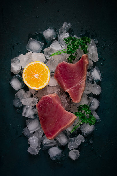 新鲜的生牛排，金枪鱼，加冰，俯视图，特写，图片下载