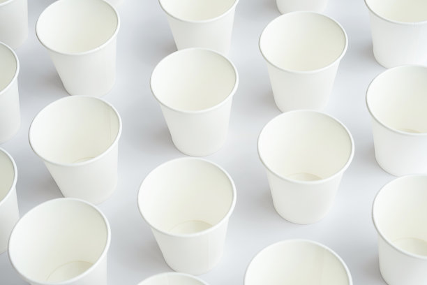 几个一次性的白色纸杯。模仿带有白色阴影的咖啡杯。图片下载