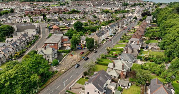 在北爱尔兰安特里姆的Larne镇的住宅和商业街道和树木的航空照片图片下载