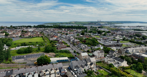 在北爱尔兰安特里姆的Larne镇的住宅和商业街道和树木的航空照片图片下载