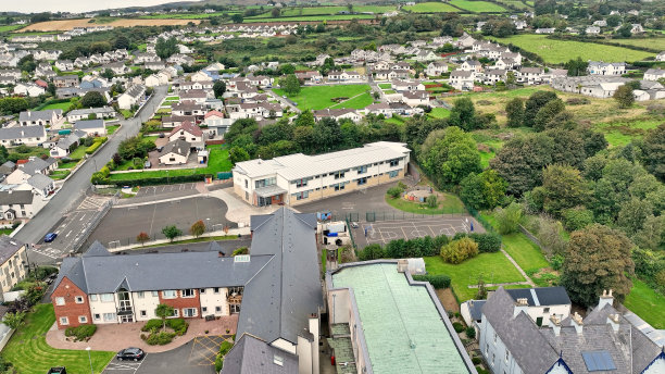 Scoil Eoghan学校在莫维尔镇公园在野生大西洋路多尼戈尔海岸爱尔兰的航拍照片图片下载