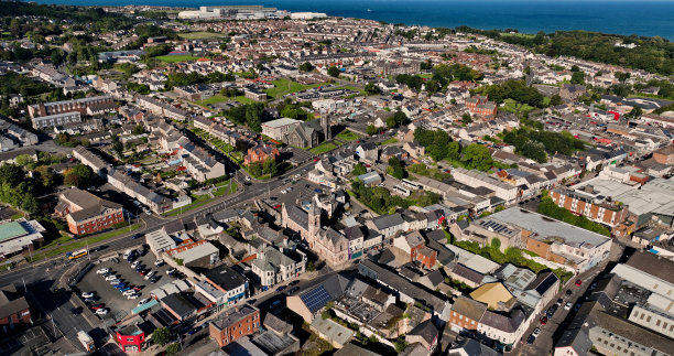 在北爱尔兰安特里姆的Larne镇的住宅和商业街道和树木的航空照片图片下载