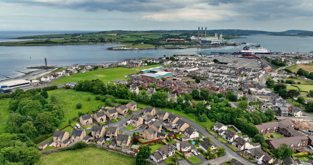 在北爱尔兰安特里姆的Larne镇的住宅和商业街道和树木的航空照片图片下载
