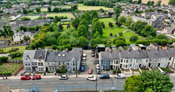 在北爱尔兰安特里姆的Larne镇的住宅和商业街道和树木的航空照片图片下载