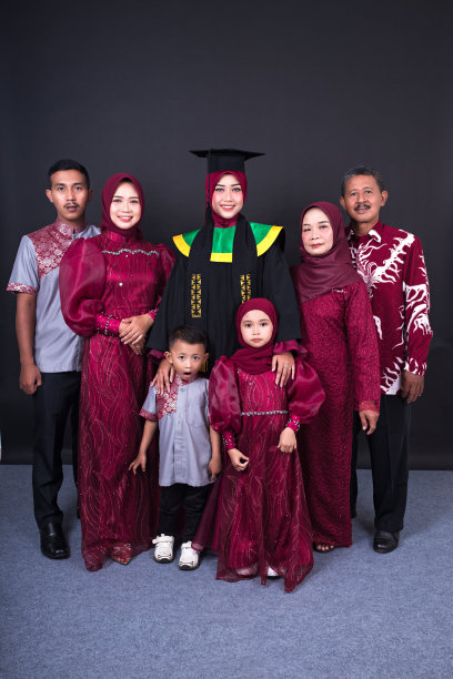 庆祝毕业时的室内全家福图片下载