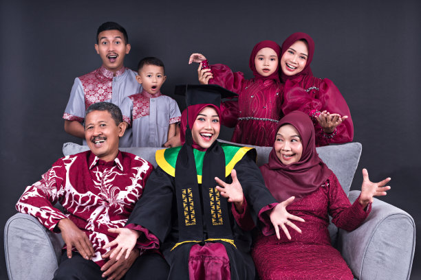 庆祝毕业时的室内全家福图片下载