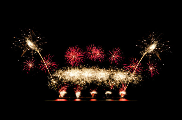 红色和金色的烟花在黑色的天空上展示，有问候文字的复制空间。庆祝及周年概念图片下载