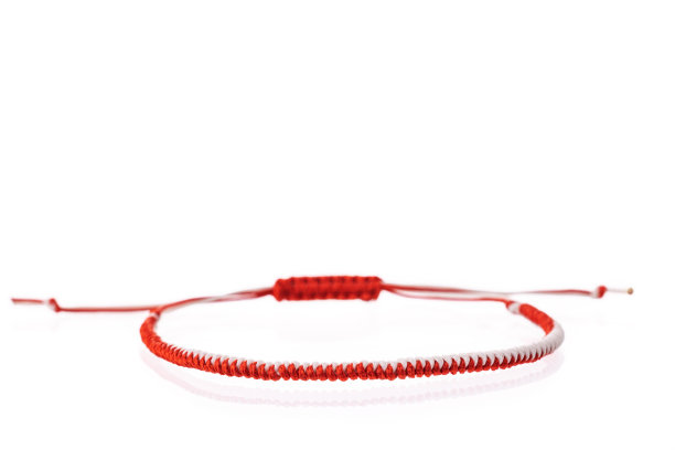 Martenitsa, martenitza, martisor 3月1日Baba Marta孤立在白色背景上。保加利亚、罗马尼亚、摩尔多瓦早春度假的传统饰品。红白纱串。图片下载