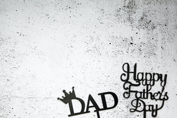 父亲节快乐的概念。黑色字母与文本父亲节快乐在混凝土白色黑色背景平铺，俯视图，复制空间图片下载