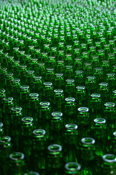 刚生产出来的玻璃瓶。玻璃瓶纹理。图片下载