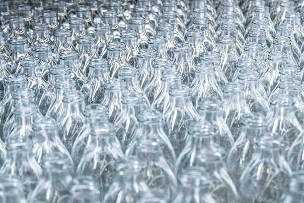 刚生产出来的玻璃瓶。玻璃瓶纹理。图片下载